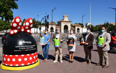 Animan al reciclaje con la instalación de iglús de envases de vidrio de Disney